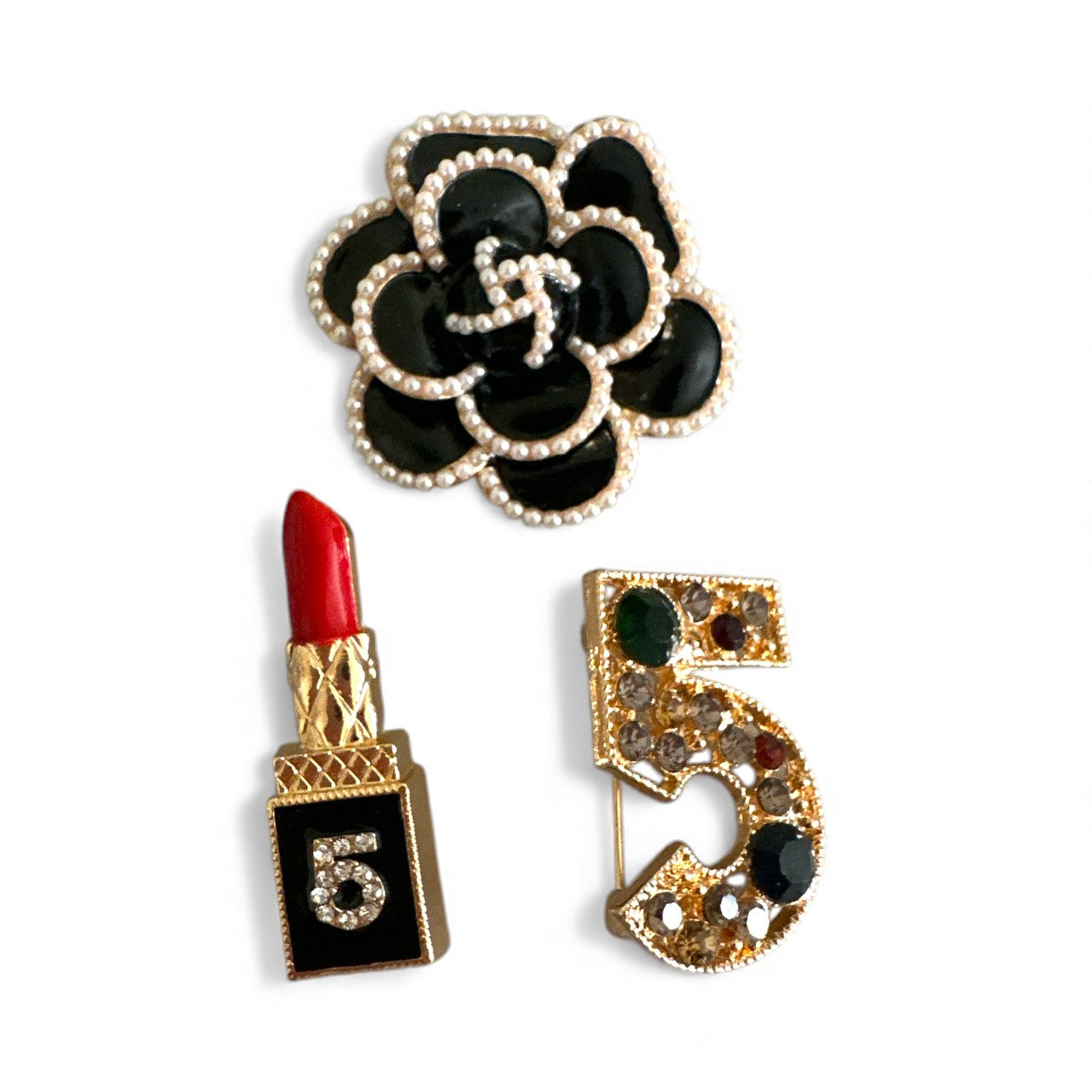 Set 3 fashion καρφίτσες Camellia, Lipstick και Number 5 σε μεταλλικό enamel design – So Cute by Dimi Wholesale