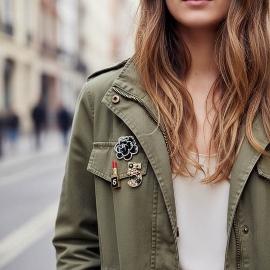 Set 3 fashion καρφίτσες Camellia, Lipstick και Number 5 σε μεταλλικό enamel design – So Cute by Dimi Wholesale