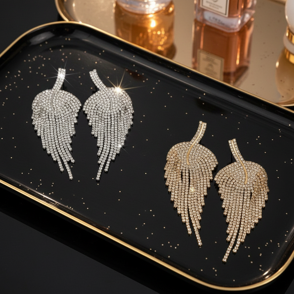 Χρυσά και ασημί μακριά κρυστάλλινα σκουλαρίκια σε πολυτελές staging πάνω σε μαύρο δίσκο – So Cute by Dimi.