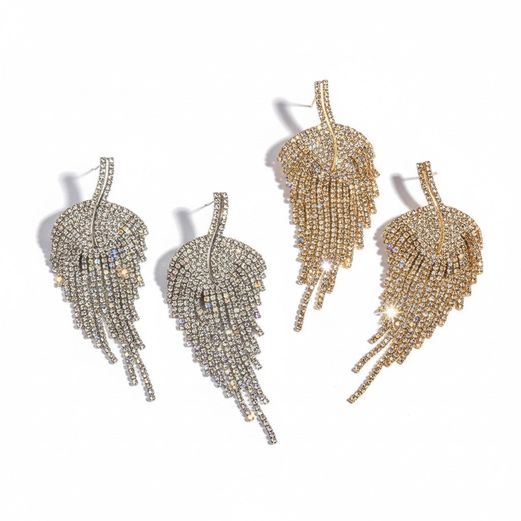 Χρυσά και ασημί μακριά κρυστάλλινα σκουλαρίκια μαζί σε μία φωτογραφία – statement βραδινά κοσμήματα So Cute by Dimi.