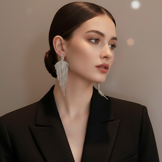 Γυναικεία μακριά ασημί κρυστάλλινα σκουλαρίκια φορεμένα με μαύρο blazer – glamour editorial look So Cute by Dimi.