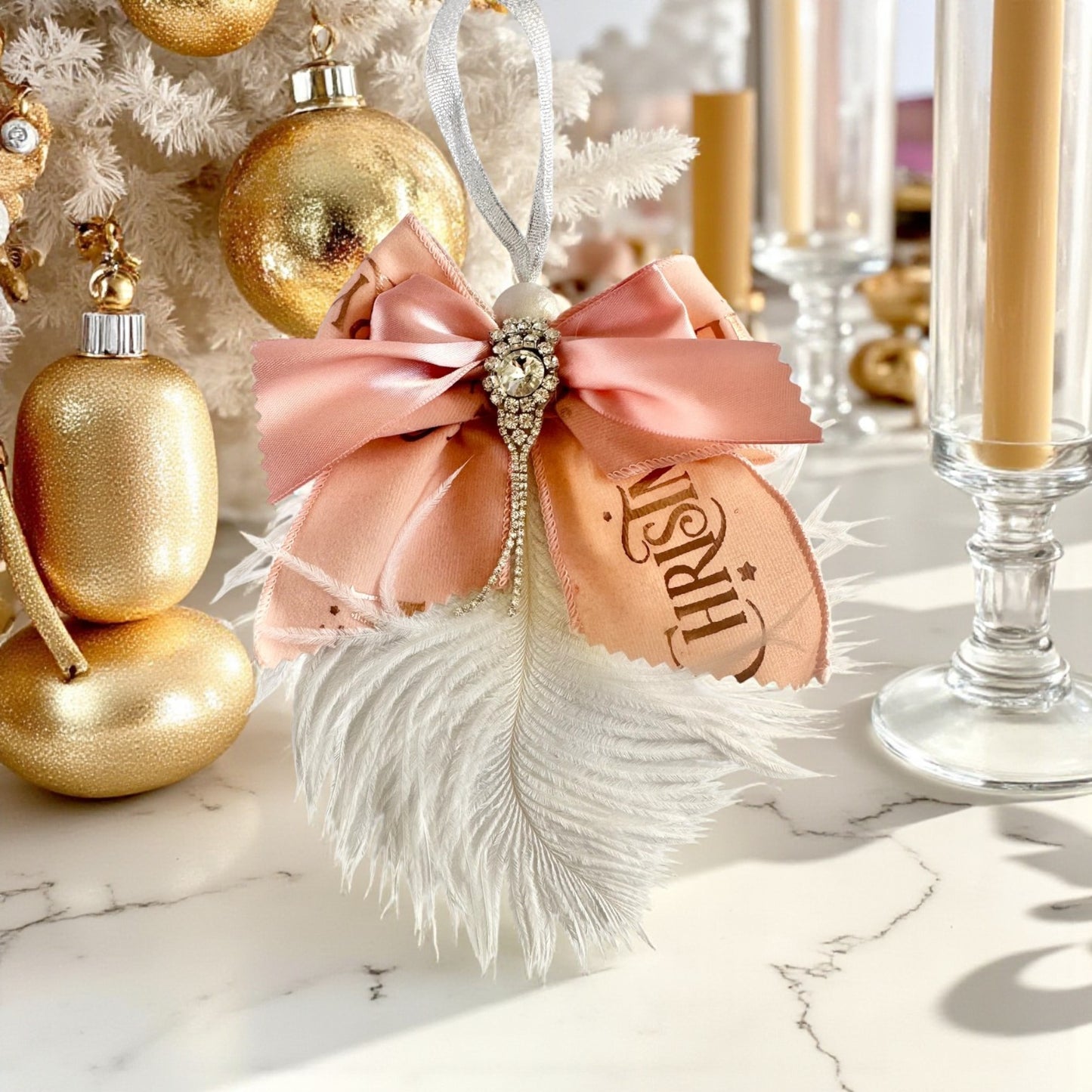 🤍✨ Κρεμαστό Γούρι «Fairytale Bow» με Στρας & Φτερό – Christmas Fairytale 🦢