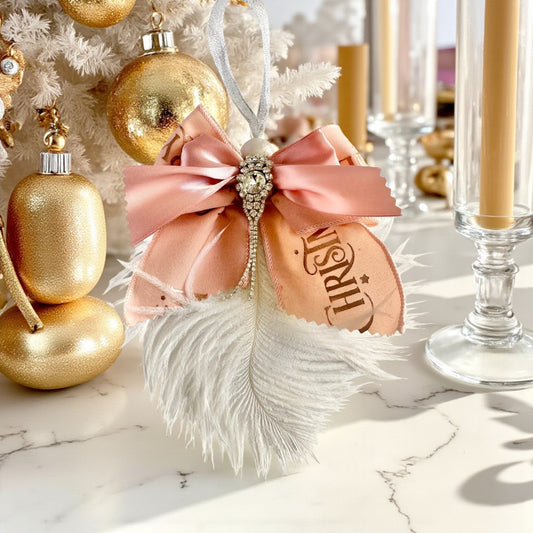 🤍✨ Κρεμαστό Γούρι «Fairytale Bow» με Στρας & Φτερό – Christmas Fairytale 🦢