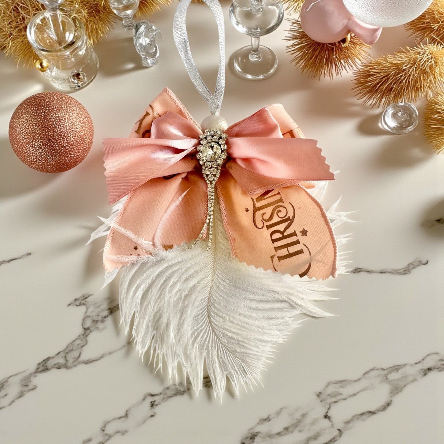 🤍✨ Κρεμαστό Γούρι «Fairytale Bow» με Στρας & Φτερό – Christmas Fairytale 🦢
