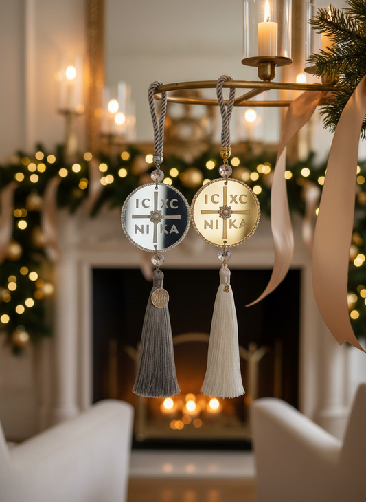 Κρεμαστά γούρια IC XC NIKA χρυσό και ασημί πάνω σε πολυτελές χριστουγεννιάτικο δέντρο με χρυσομπέζ διακόσμηση.