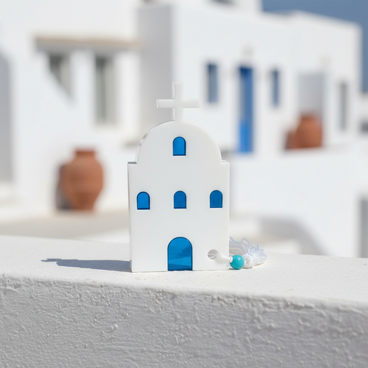 Μικρό επιτραπέζιο γούρι εκκλησάκι από πλεξιγκλάς με μπλε λεπτομέρειες και φούντα – So Cute by Dimi