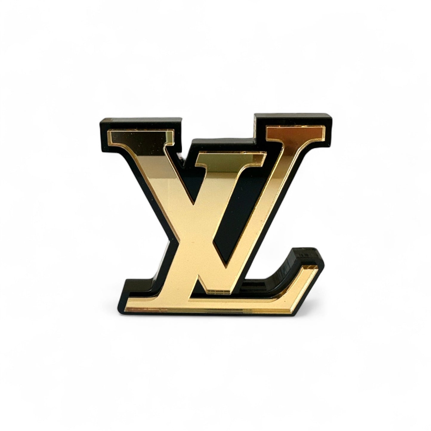 Χειροποίητο LV διακοσμητικό από χρυσό καθρέφτη σε λευκό φόντο για e-shop παρουσίαση.