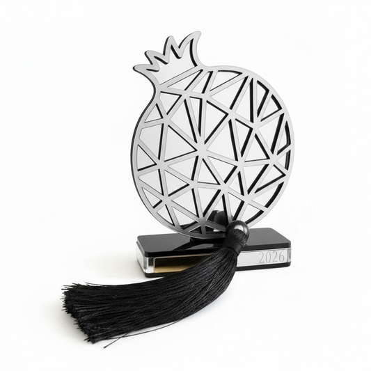 Plexiglass γούρι Ρόδι Symbolic Luxe 2026 σε χρυσό ή ασημί καθρέφτη με μαύρη βάση και φούντα — So Cute by Dimi Wholesale