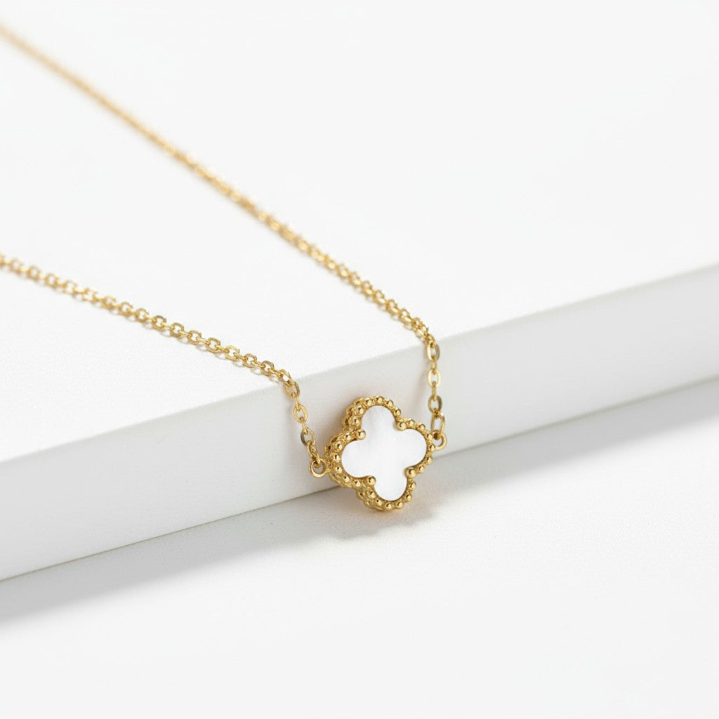 Ατσάλινο κολιέ So Cute by Dimi με τετράφυλλο μοτίφ σε μαύρο ή λευκό φίλντισι