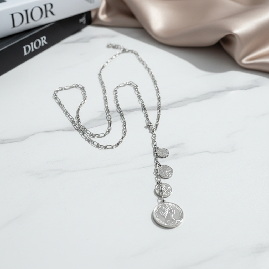 Aelia Coins Y-Chain – Μακρύ ατσάλινο κολιέ με Υ-shape και κρεμαστές λίρες για χονδρική.