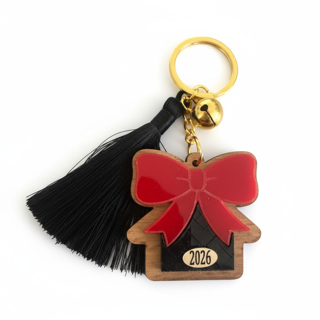 Χειροποίητο μπρελόκ γούρι 2026 με ξύλινο σπίτι και κόκκινο plexi φιόγκο, χονδρική So Cute by Dimi.