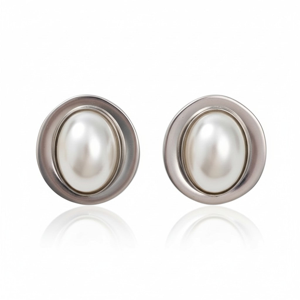 Ατσάλινα σκουλαρίκια με λευκή πέρλα και melted ακανόνιστο πλαίσιο σε ασημί.So Cute by DImi χονδρική