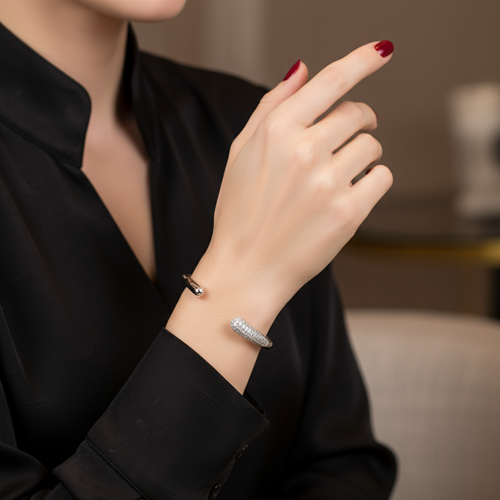 Βραχιόλι “Glow Curve” – Ατσάλινο cuff με ζιργκόν σε χρυσό ή ασημί | So Cute by Dimi Wholesale