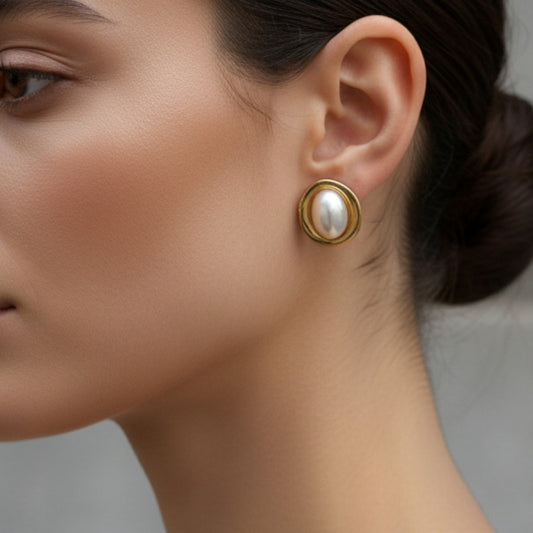 Ατσάλινα σκουλαρίκια με λευκή πέρλα και melted ακανόνιστο πλαίσιο σε χρυσό, So Cute by DImi χονδρική