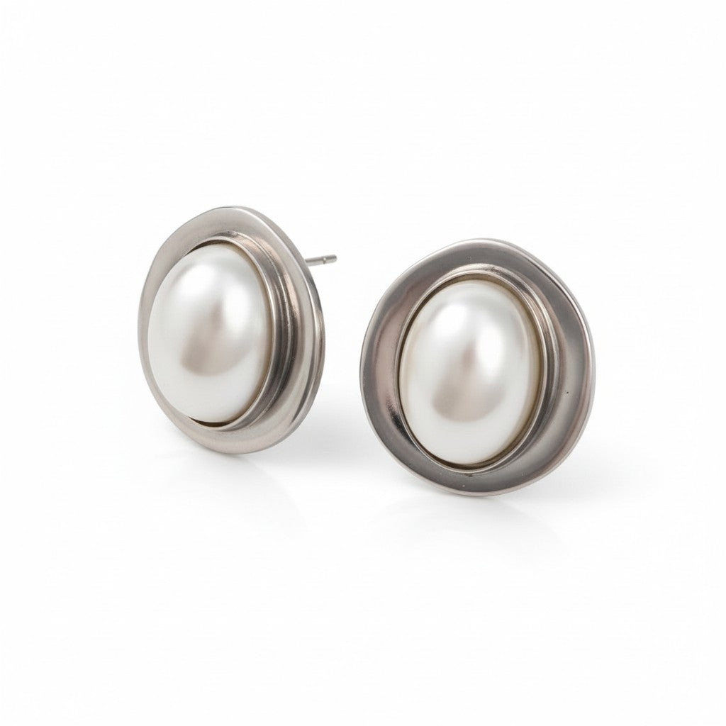 Ατσάλινα σκουλαρίκια με λευκή πέρλα και melted ακανόνιστο πλαίσιο σε ασημί. So Cute by DImi χονδρική