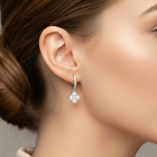 Aτσάλινα σκουλαρίκια κρικάκι με κρεμαστό τετράφυλλο με ζιργκόν – So Cute by Dimi