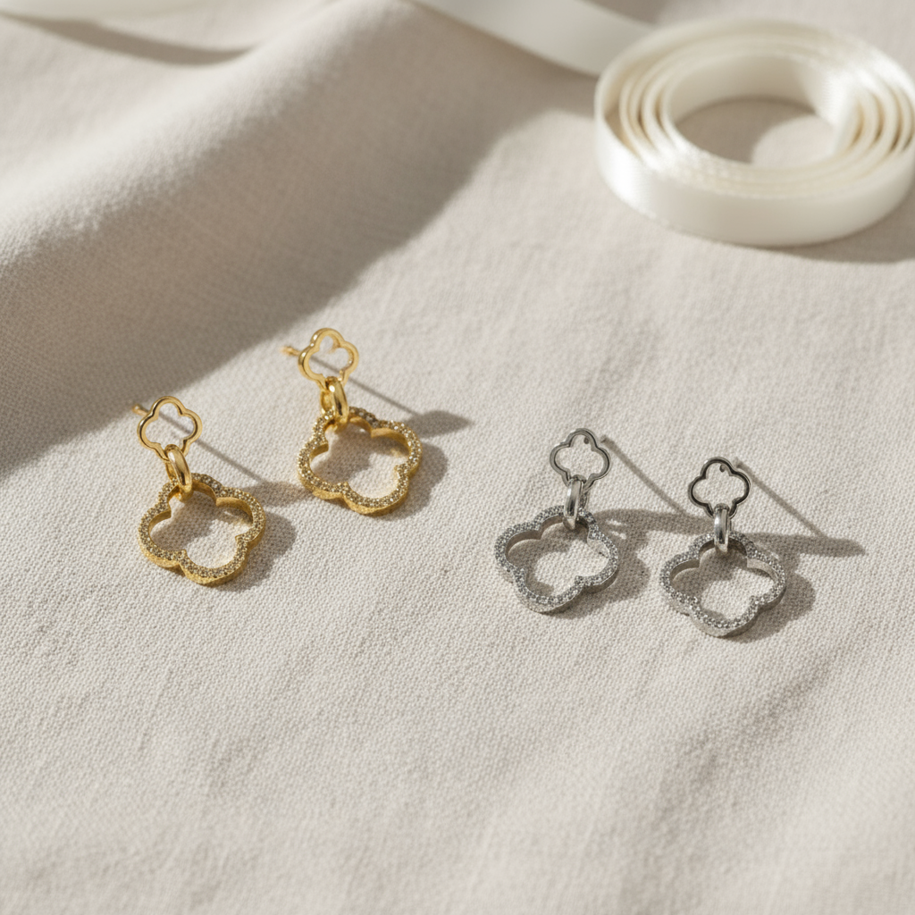 Ατσάλινα σκουλαρίκια Clover Glow με outline τετράφυλλο και pavé περίγραμμα, μήκος 2,5 εκ. – So Cute by Dimi