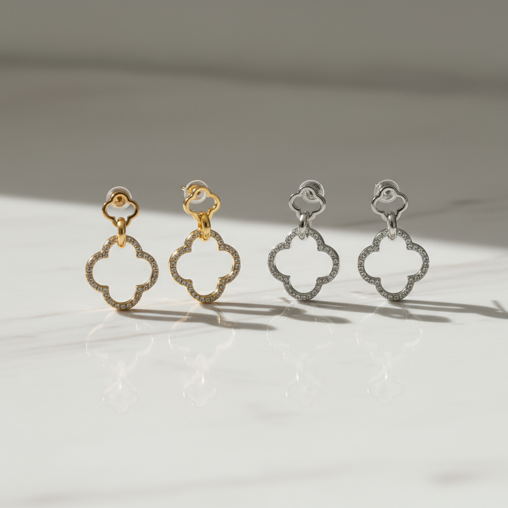 Ατσάλινα σκουλαρίκια Clover Glow με outline τετράφυλλο και pavé περίγραμμα, μήκος 2,5 εκ. – So Cute by Dimi