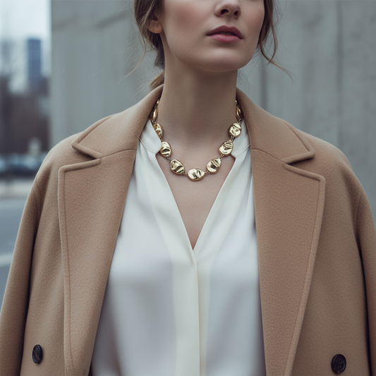 Ατσάλινο κολιέ με ανάγλυφες χάντρες σε χρυσό, ασημί & δίχρωμο. Άμεση αποστολή για επαγγελματίες So Cute by Dimi Wholesale ⚡