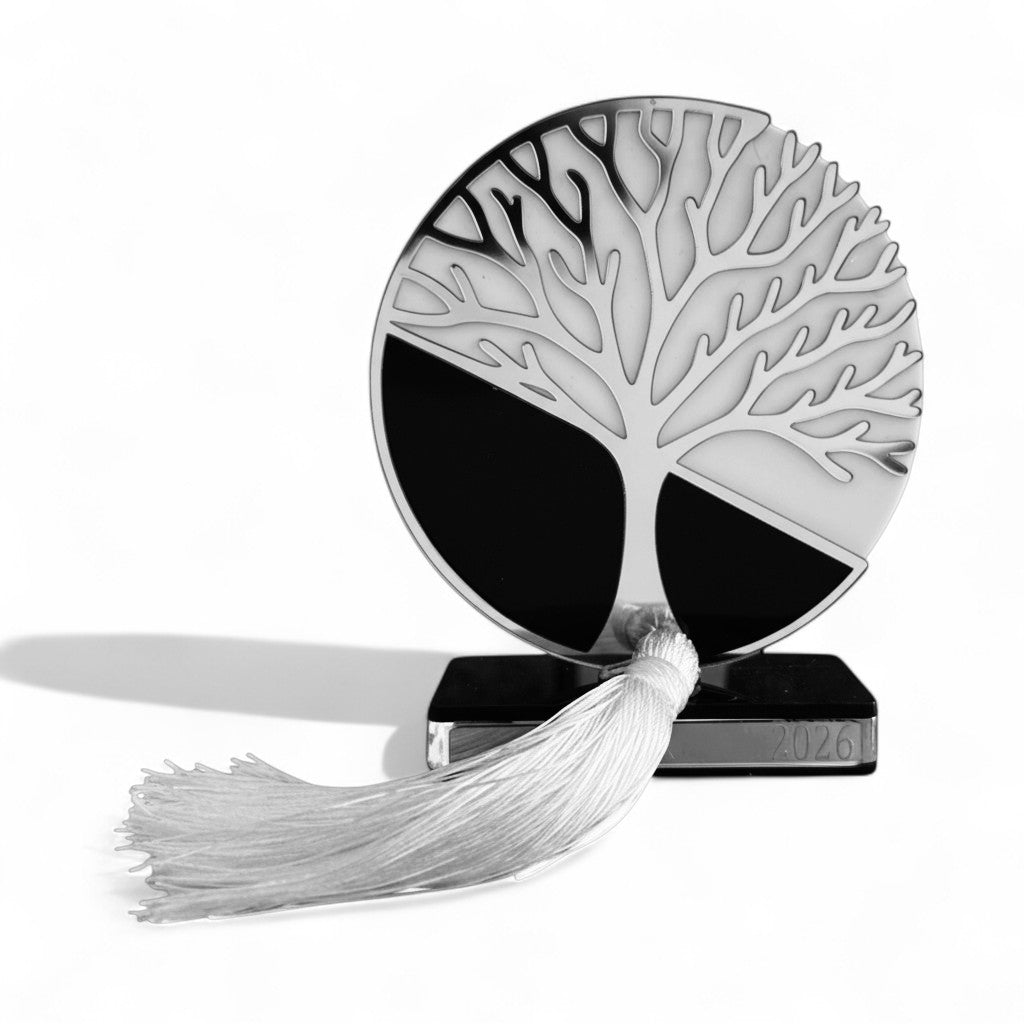 Plexiglass επιτραπέζιο γούρι Tree of Life Symbolic Luxe 2026 μαύρο–λευκό–ασημί με φούντα — So Cute by Dimi Wholesale