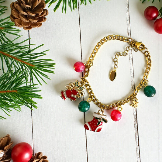 Χρυσό ατσάλινο βραχιόλι γούρι με charms κάλτσα, καμπανάκι & χάντρες – So Cute by Dimi Wholesale
