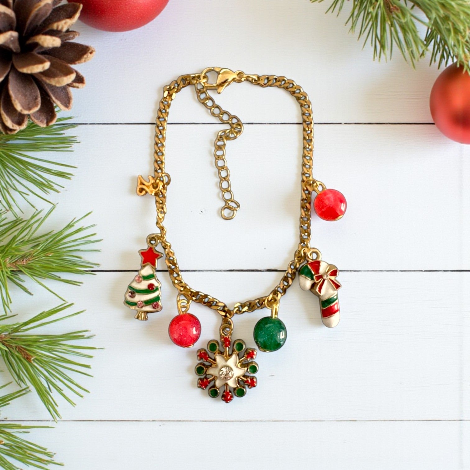 Χρυσό ατσάλινο βραχιόλι γούρι 2026 με charms candy cane, δέντρο & χάντρες – So Cute by Dimi Wholesale