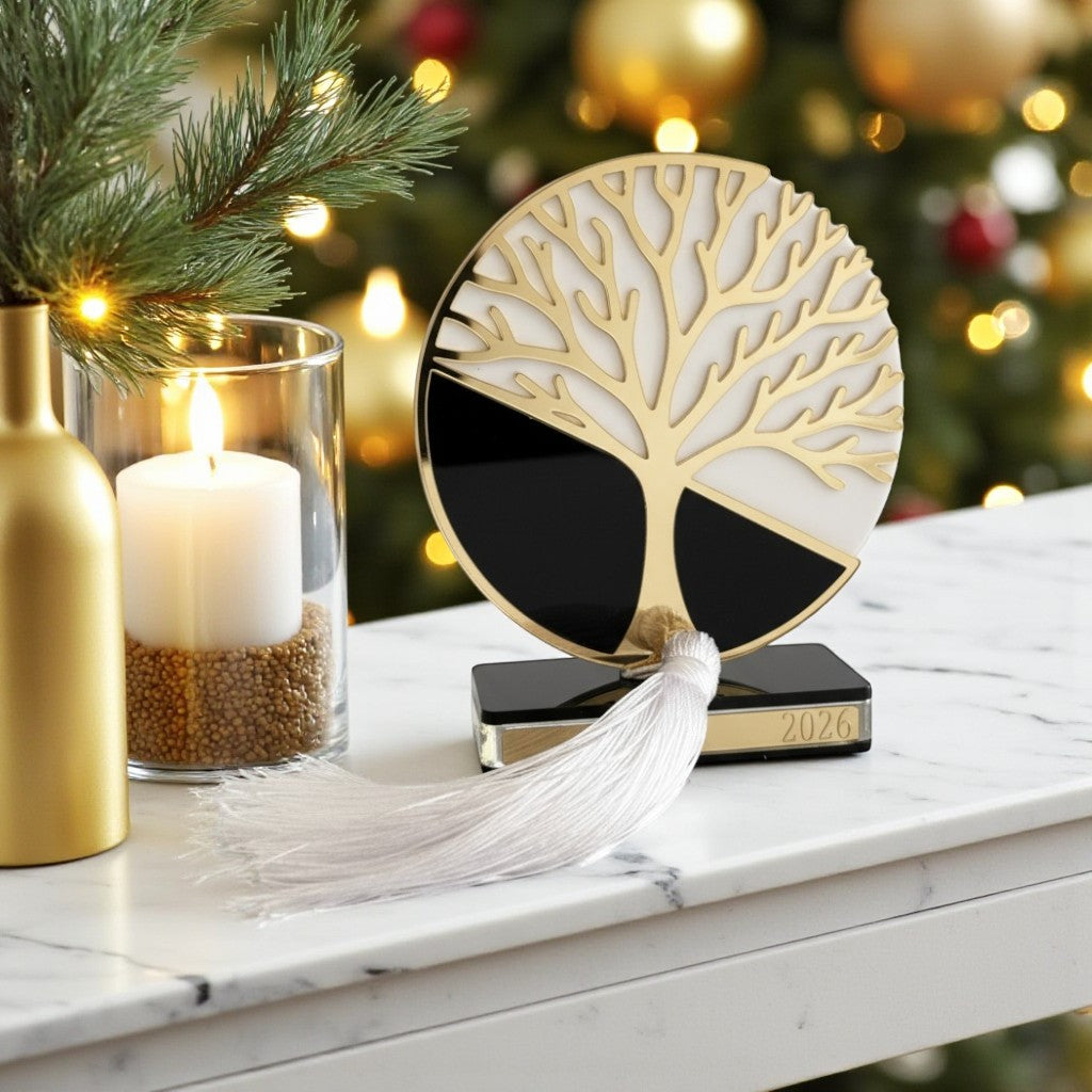 Plexiglass επιτραπέζιο γούρι Tree of Life Symbolic Luxe 2026 μαύρο–λευκό–χρυσό με φούντα — So Cute by Dimi Wholesale