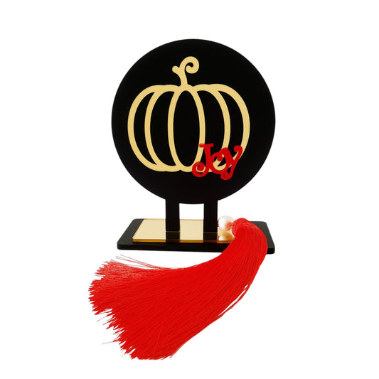 Joy Pumpkin γούρι χονδρική, επιτραπέζιο χειροποίητο με ξύλινη κολοκύθα, χρυσό plexiglass & φούντα με πέρλα – So Cute by Dimi