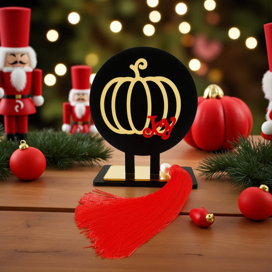 Joy Pumpkin γούρι χονδρική, επιτραπέζιο χειροποίητο με ξύλινη κολοκύθα, χρυσό plexiglass & φούντα με πέρλα – So Cute by Dimi