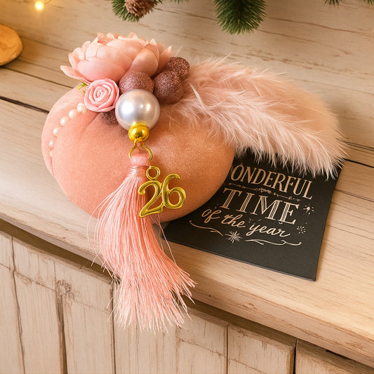 Γούρι 2026 Velvet Pumpkin Charm με πέρλες και φτερό – Χονδρική So Cute by Dimi