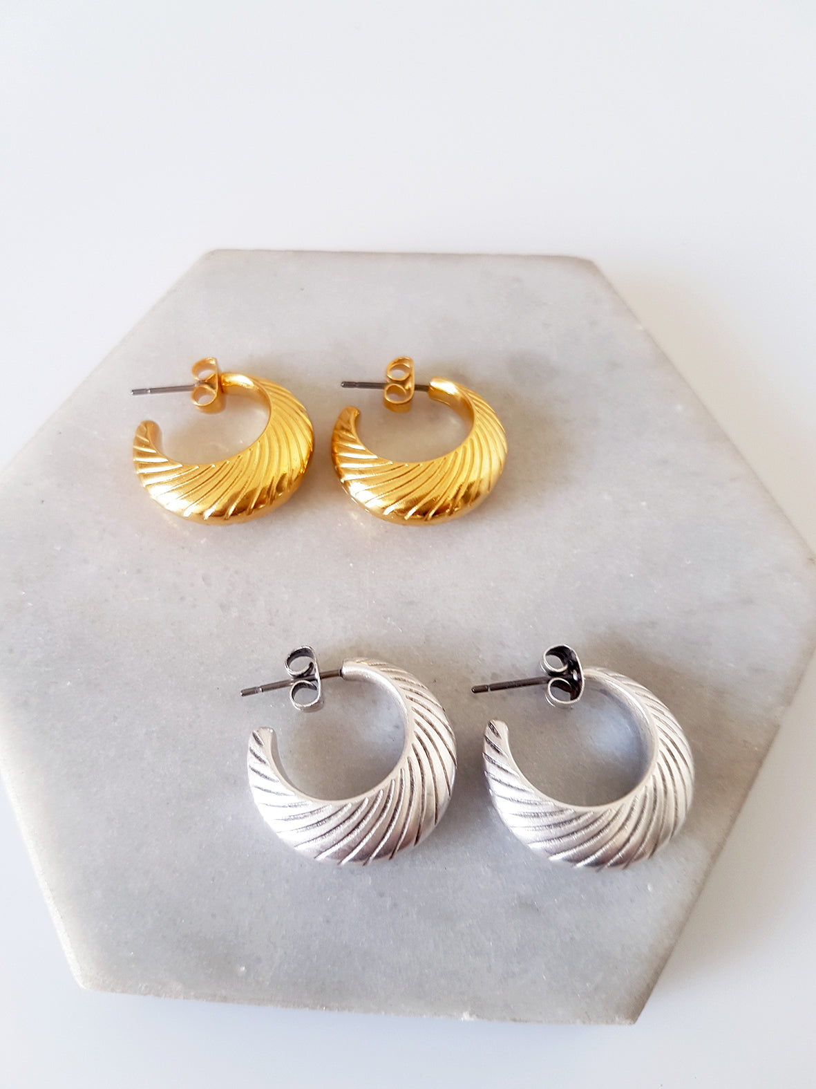 Hoop earrings with line pattern, pack of 2 sets (4pcs)