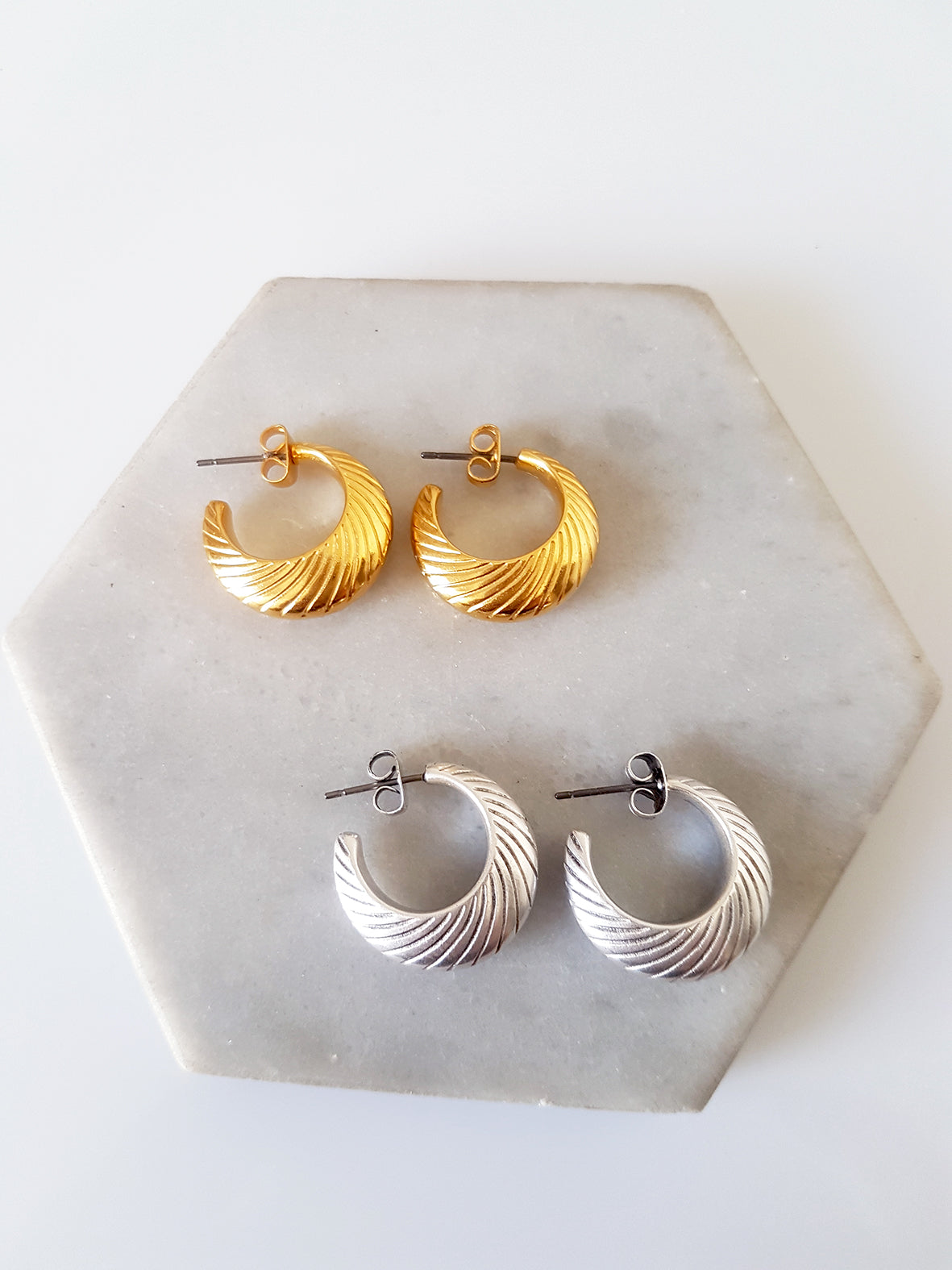 Hoop earrings with line pattern, pack of 2 sets (4pcs)