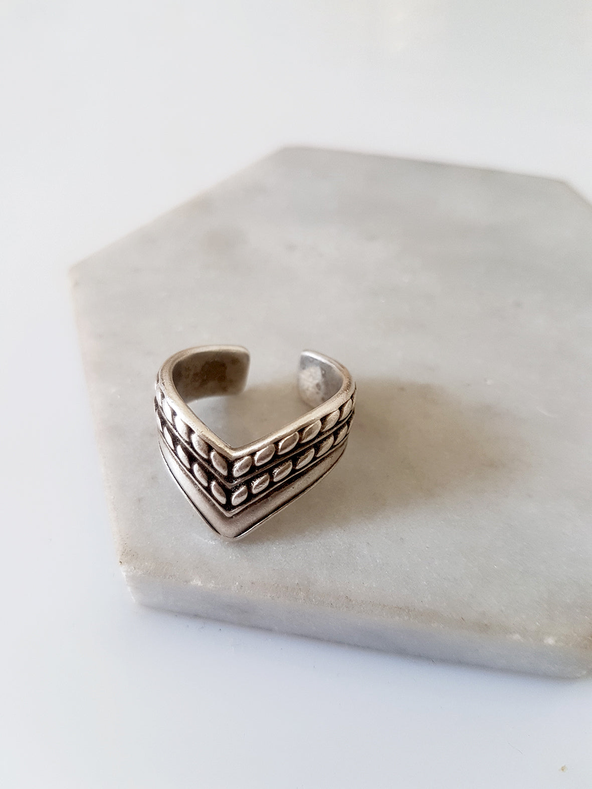 Ring with embossed V in a package of 20 pieces