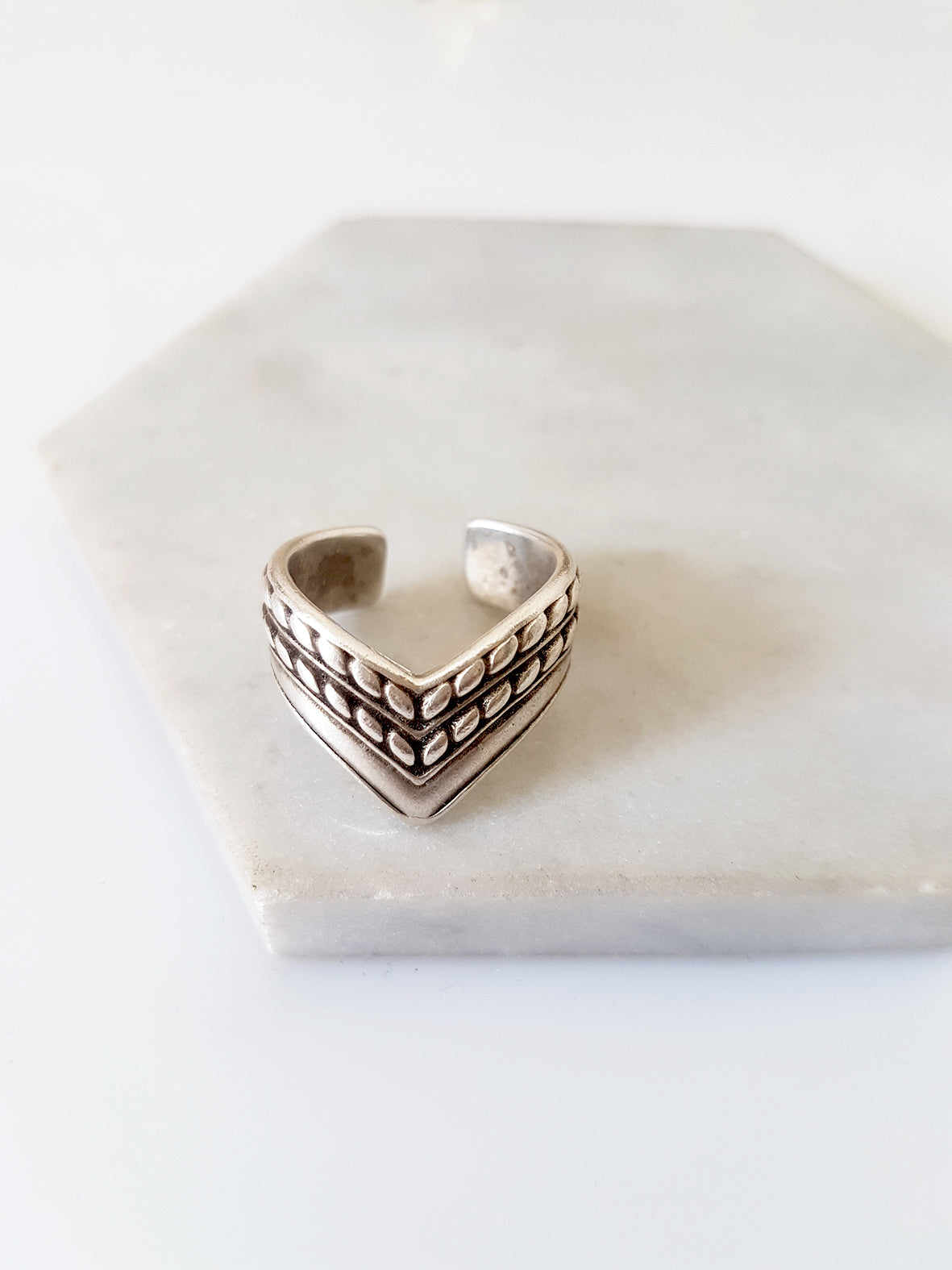 Ring with embossed V in a package of 20 pieces