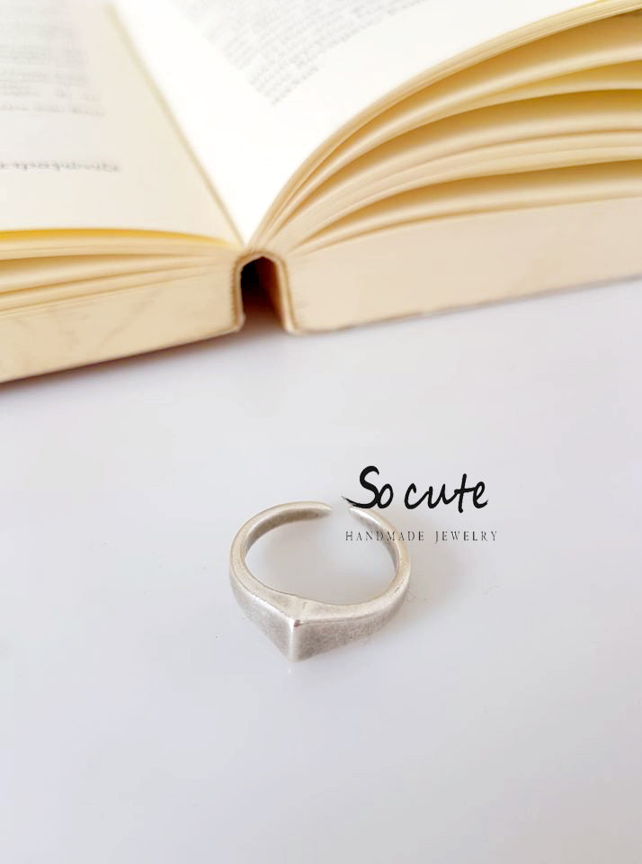 Ring with triangular projection in a package of 4 pieces