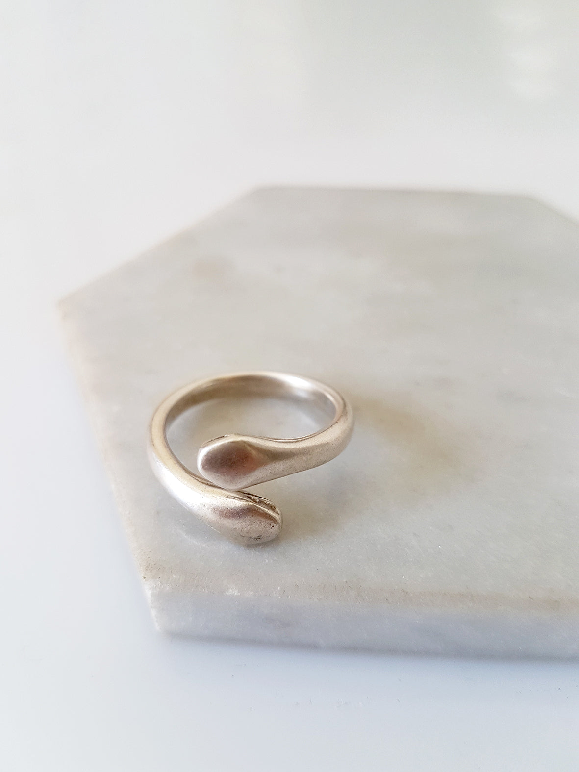 Snake ring with joined edges in a package of 4 pieces