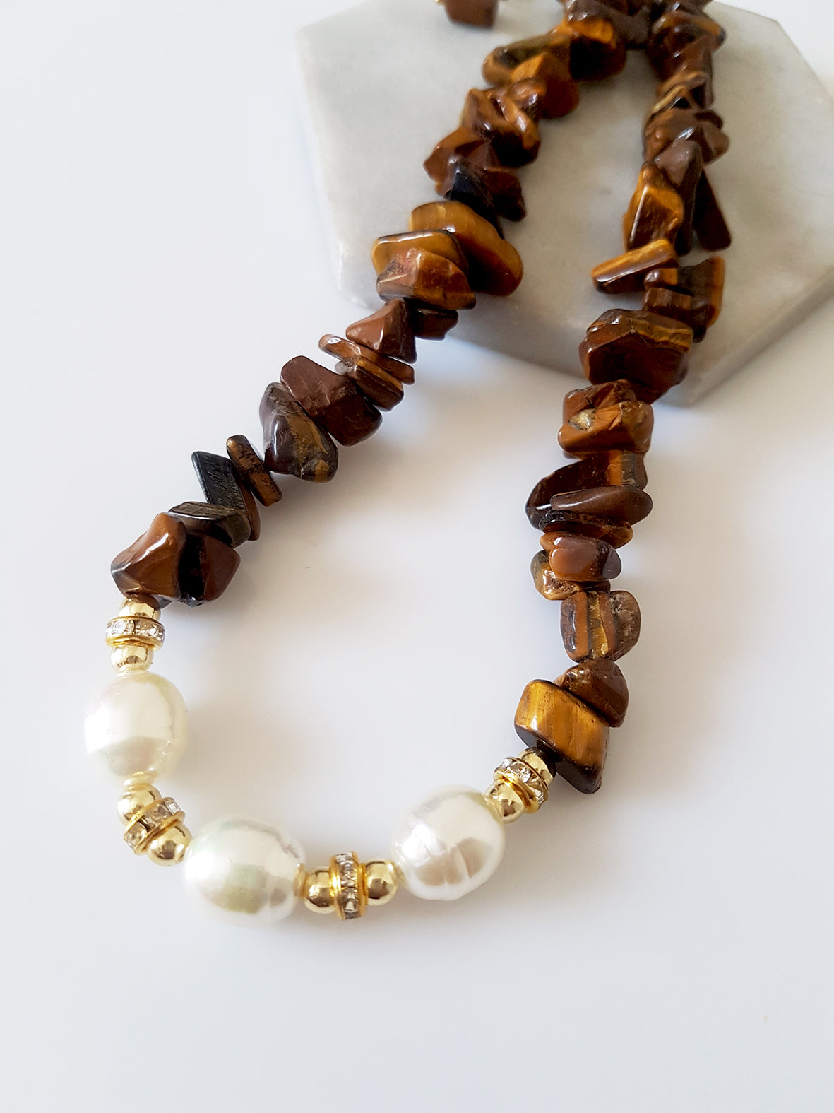 Κολιέ με τσιπς tiger eye και πέρλες