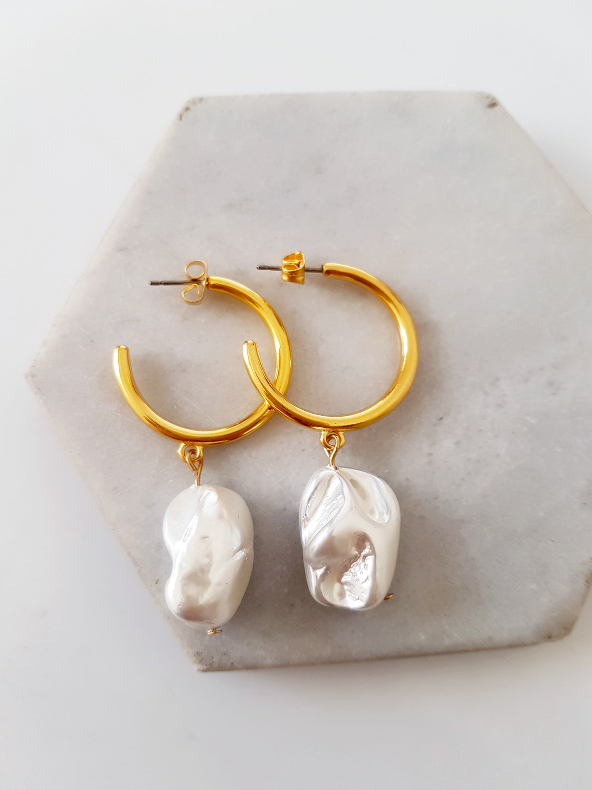 Hoop earrings with mother-of-pearl stone - SoCuteb2b